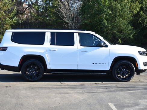 Used 2025 Jeep Wagoneer L Series II w/ Premium Group I image 9