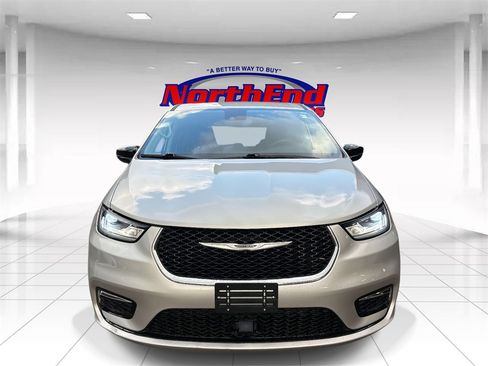 Used 2024 Chrysler Pacifica Touring-L image 2