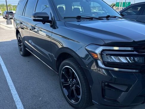 Used 2023 Ford Expedition Limited AWD/4WD image 2