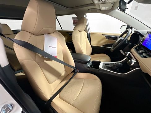 New 2025 Toyota RAV4 XLE image 31