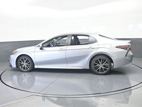 Used 2022 Toyota Camry SE FWD image 3