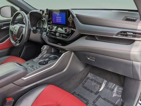 Used 2024 Toyota Highlander LE image 10