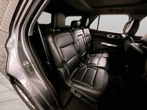 Used 2021 Ford Explorer XLT w/ Equipment Group 202A AWD/4WD image 26