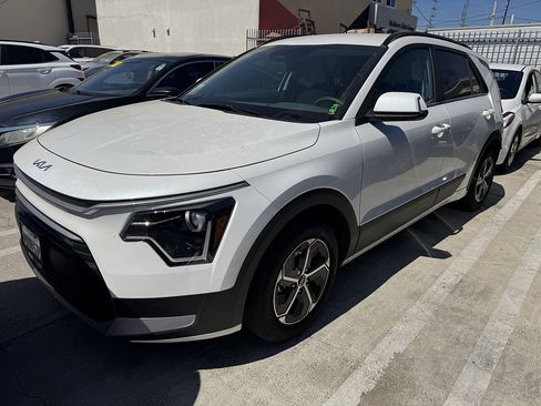 Used 2025 Kia Niro EX FWD image 2