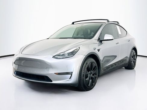 Used 2025 Tesla Model Y Long Range AWD/4WD image 3