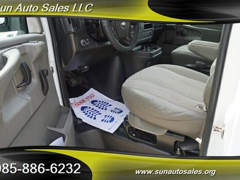Used 2010 Chevrolet Express 1500 image 17