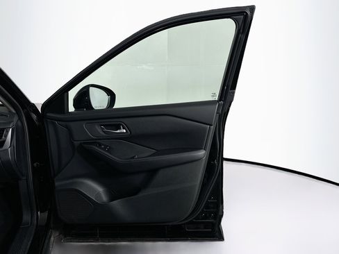 Used 2025 Nissan Rogue SV image 31