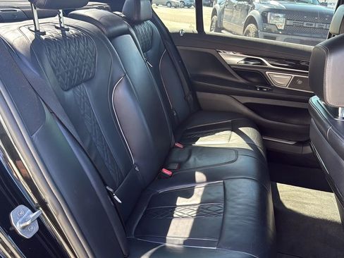 Used 2016 BMW 750i image 19