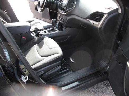 Used 2018 Jeep Cherokee Latitude w/ Altitude Package image 16