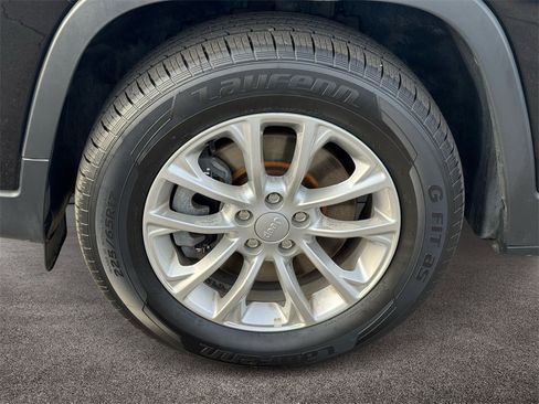 Used 2019 Jeep Cherokee Latitude w/ Popular Appearance Group image 8