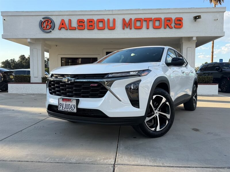 Used 2025 Chevrolet Trax RS FWD image 1