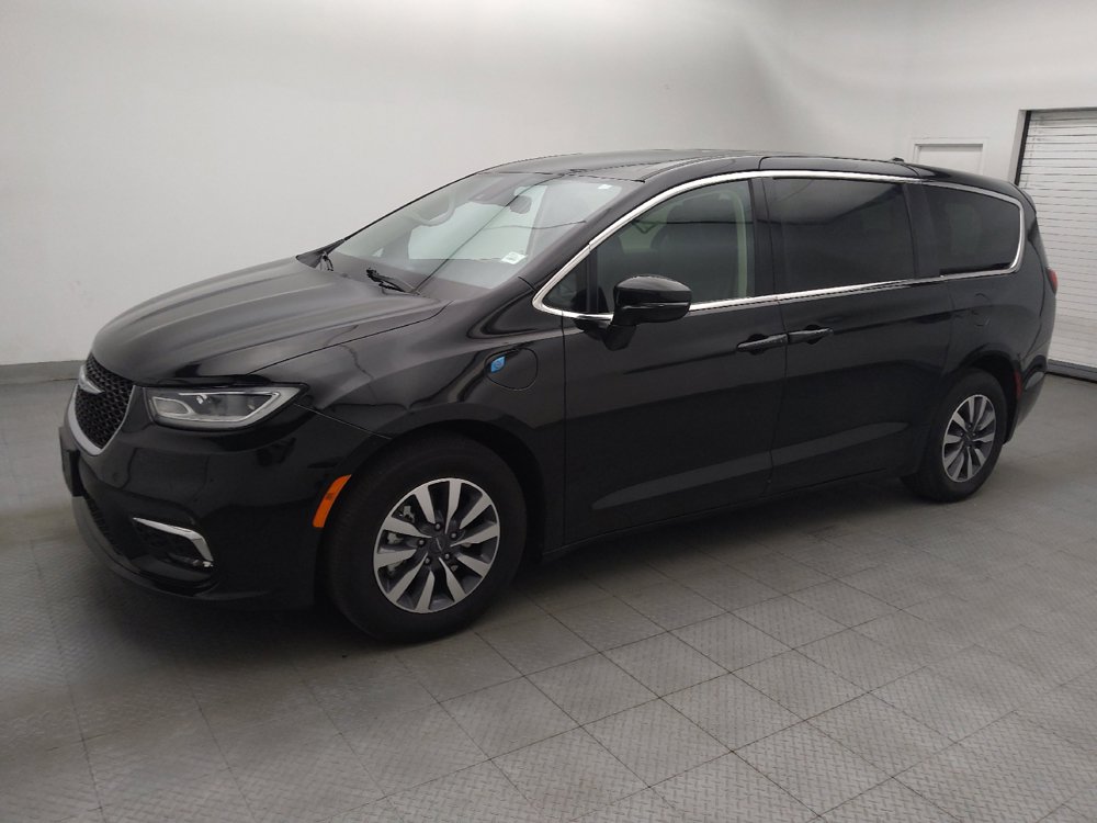 Used 2024 Chrysler Pacifica Limited FWD image 2