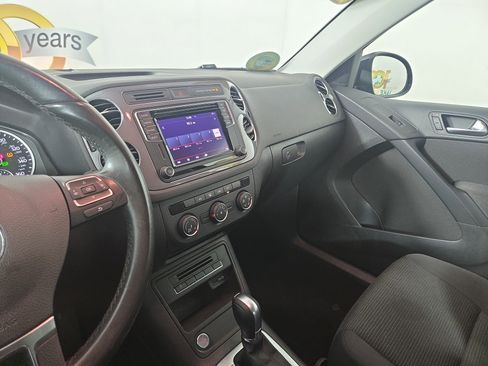 Used 2017 Volkswagen Tiguan Limited w/ Premium Package image 23