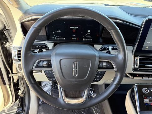 Used 2018 Lincoln Navigator Reserve w/ Technology Package AWD/4WD image 10