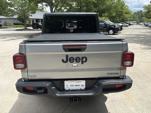 Used 2021 Jeep Gladiator Sport AWD/4WD image 6