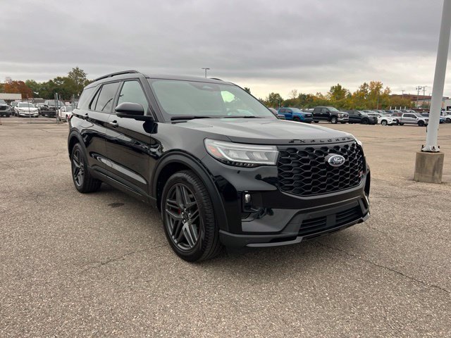 Certified 2025 Ford Explorer ST AWD/4WD image 3