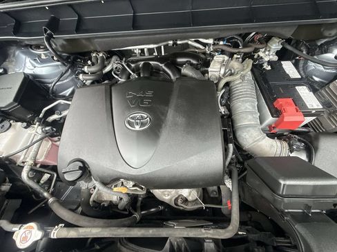 Used 2021 Toyota Highlander XLE AWD/4WD image 18