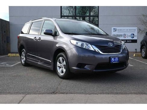 Used 2016 Toyota Sienna LE image 3