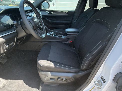 Used 2025 Jeep Grand Cherokee Laredo X RWD image 17