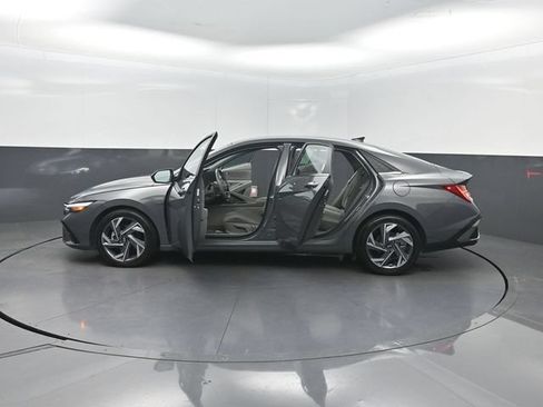 Used 2025 Hyundai Elantra SEL FWD image 38
