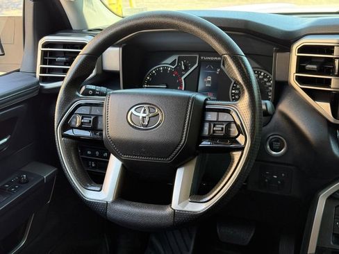 Used 2022 Toyota Tundra SR5 w/ SR5 Convenience Package AWD/4WD image 10