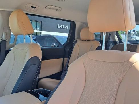 Used 2024 Kia Carnival EX FWD image 23