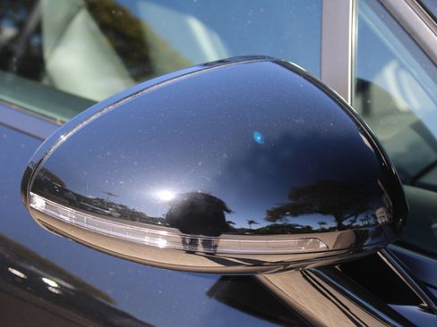 Certified 2025 Porsche Macan image 13