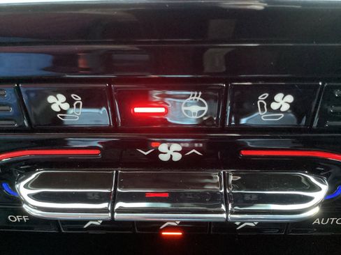 Used 2023 Jeep Grand Cherokee Overland w/ Advanced Protech Group III image 31