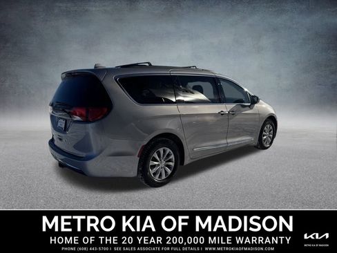 Used 2017 Chrysler Pacifica Touring-L image 8