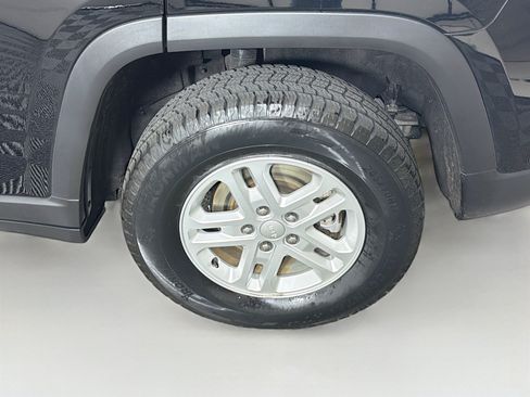 Used 2023 Jeep Grand Cherokee Laredo RWD image 11