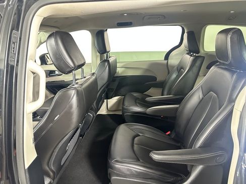 Used 2023 Chrysler Pacifica Touring-L FWD image 22