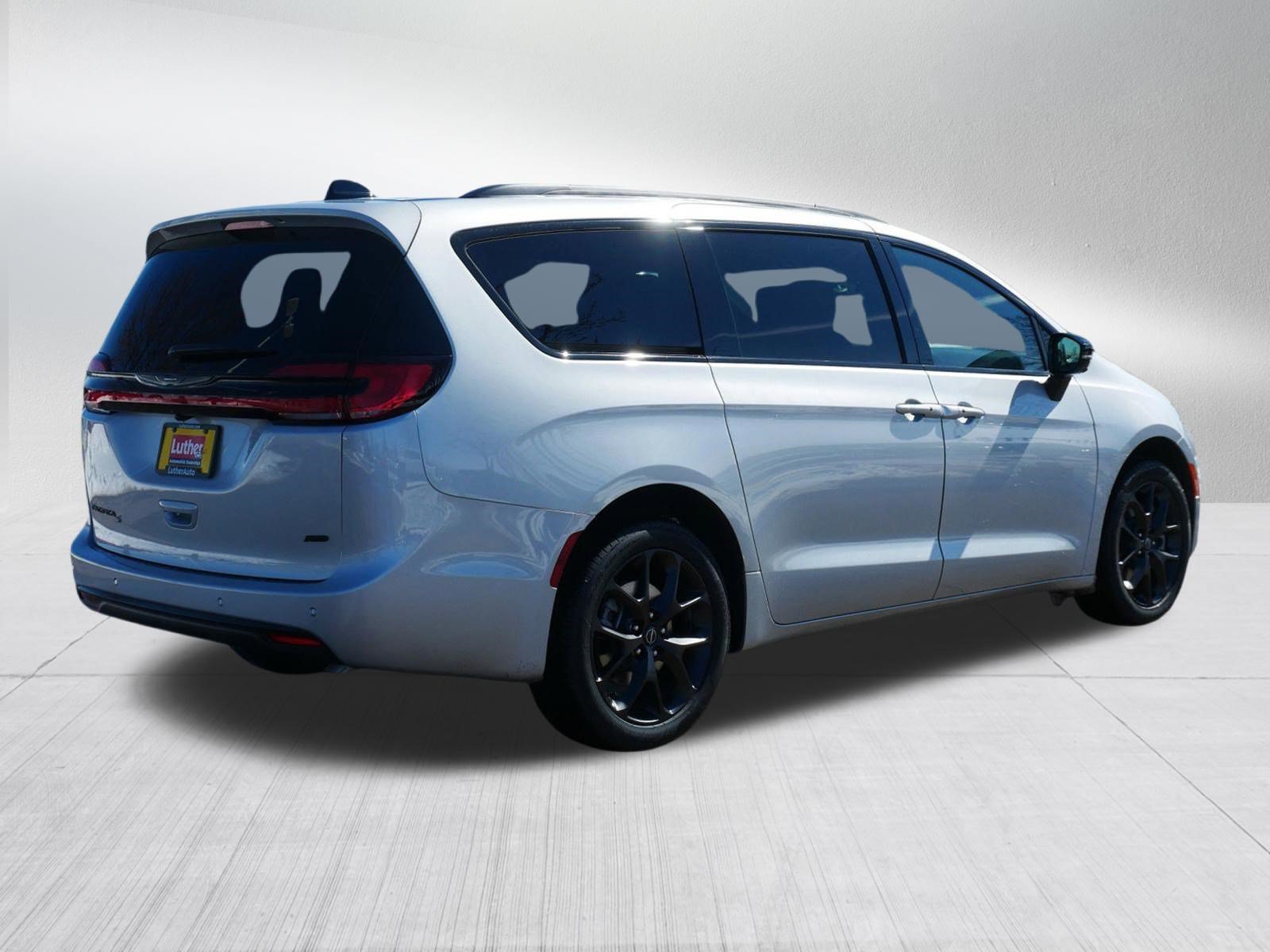 New 2026 Chrysler Pacifica Select w/ S Appearance Package AWD/4WD image 7