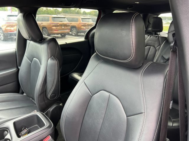 Used 2025 Chrysler Pacifica Select FWD image 13