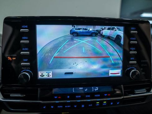 Used 2022 Toyota Sienna Limited image 29