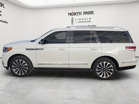 Used 2024 Lincoln Navigator Reserve AWD/4WD image 2