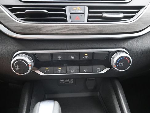 Used 2025 Nissan Altima 2.5 SV FWD image 17