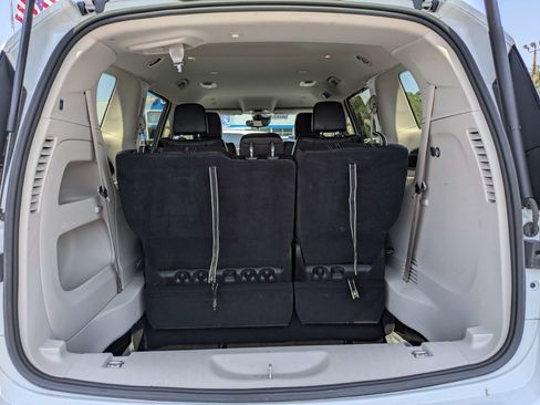 Used 2023 Chrysler Pacifica Touring-L FWD image 7