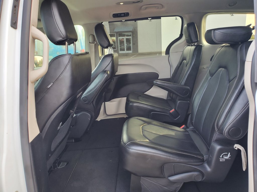 Used 2024 Chrysler Pacifica Touring-L FWD image 9