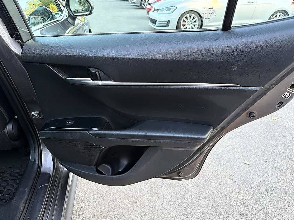 Used 2019 Toyota Camry SE FWD image 17