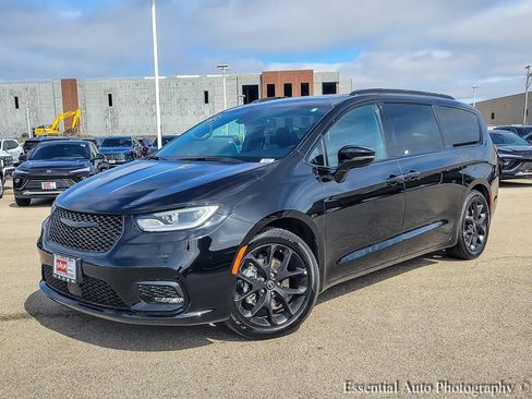 Used 2025 Chrysler Pacifica Limited FWD image 2