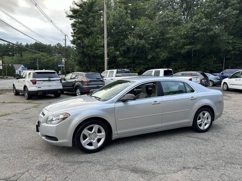 Used 2010 Chevrolet Malibu LS FWD image 2