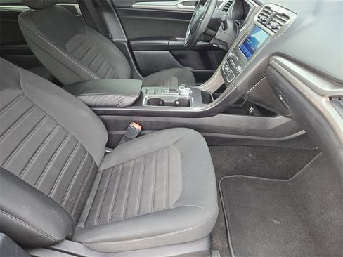 Used 2020 Ford Fusion SE image 9