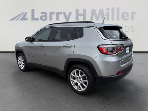 Used 2023 Jeep Compass Latitude AWD/4WD image 3