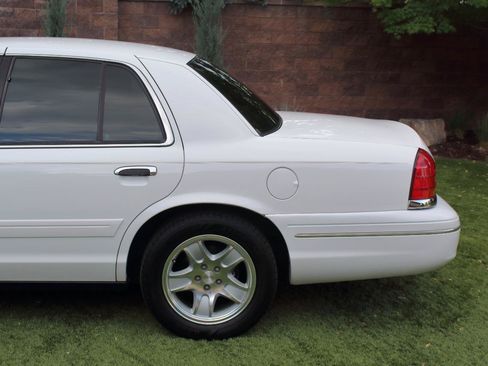 Used 1999 Ford Crown Victoria LX RWD image 32
