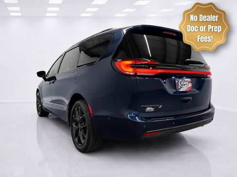 Used 2023 Chrysler Pacifica Limited w/ Uconnect Theater Family Group AWD/4WD image 3