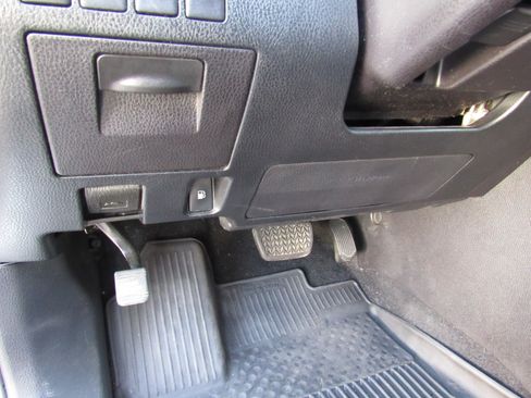 Used 2017 Toyota Highlander XLE w/ Carpet Mat Package AWD/4WD image 16