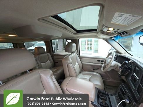 Used 2005 GMC Yukon XL Denali image 28