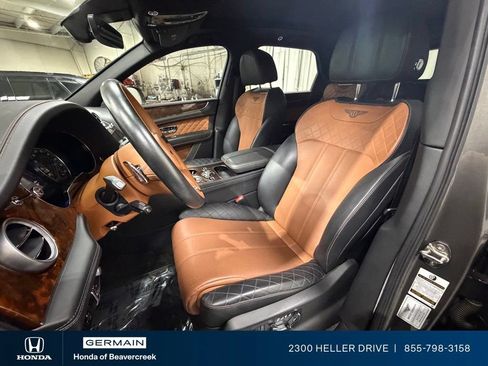 Used 2018 Bentley Bentayga AWD/4WD image 16
