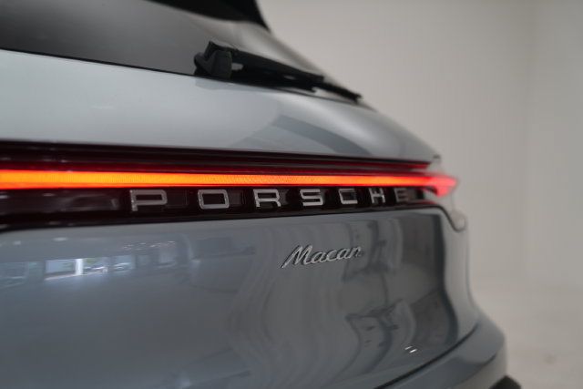 Certified 2026 Porsche Macan AWD/4WD image 31
