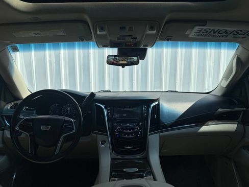Used 2019 Cadillac Escalade Luxury AWD/4WD image 10